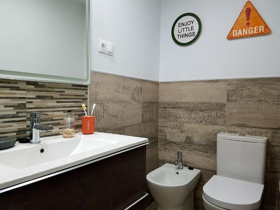 Beautiful Apartment In La Carihuela, Торремолинос Экстерьер фото